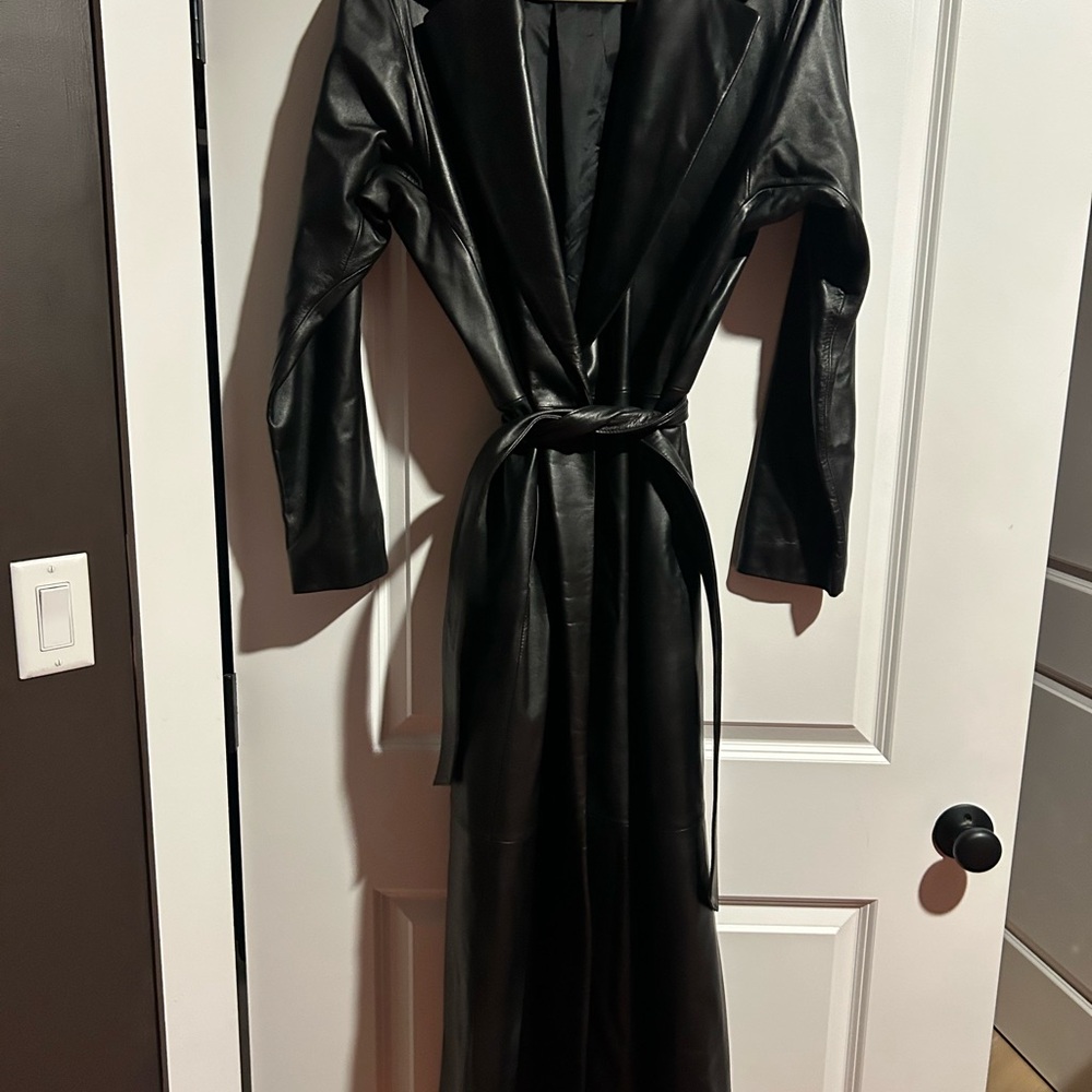 Pristine vintage floor length tie Black Leather trench jacket. Buttery size L